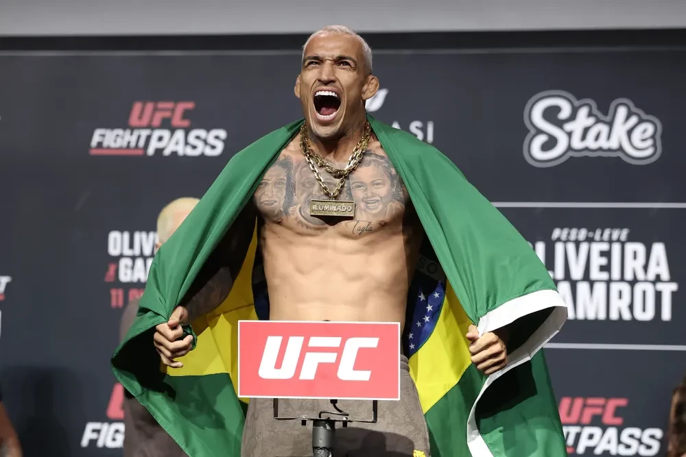 Charles Oliveira tại buổi cân thử cho sự kiện UFC Fight Night: Oliveira vs Gamrot.