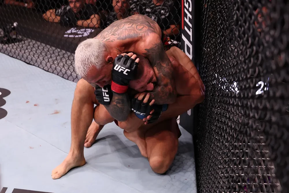 Charles Oliveira thực hiện đòn siết cổ sau với Mateusz Gamrot