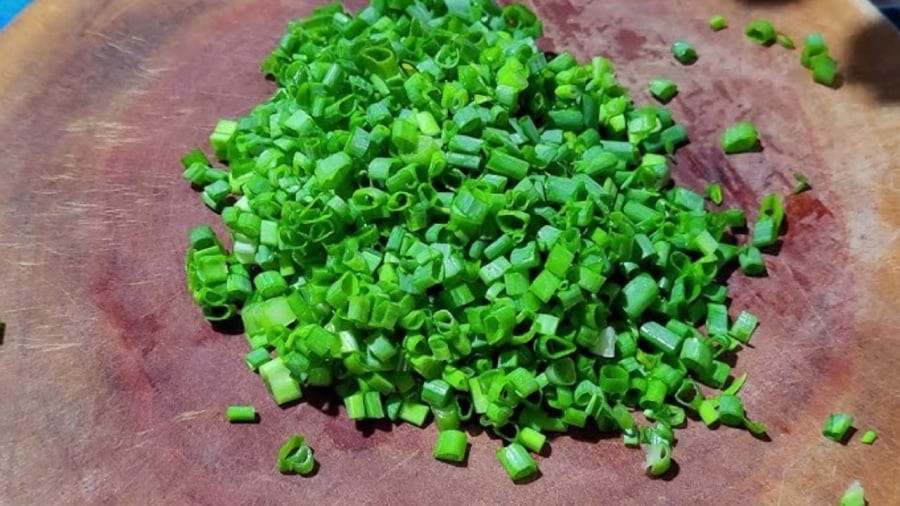 Bạn có thể cắt nhỏ hành lá rồi đem cấp đông.
