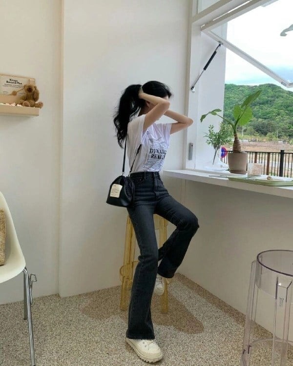 Quần jeans tối màu mang lại cảm giác gọn gàng và trưởng thành hơn so với các tông màu sáng.