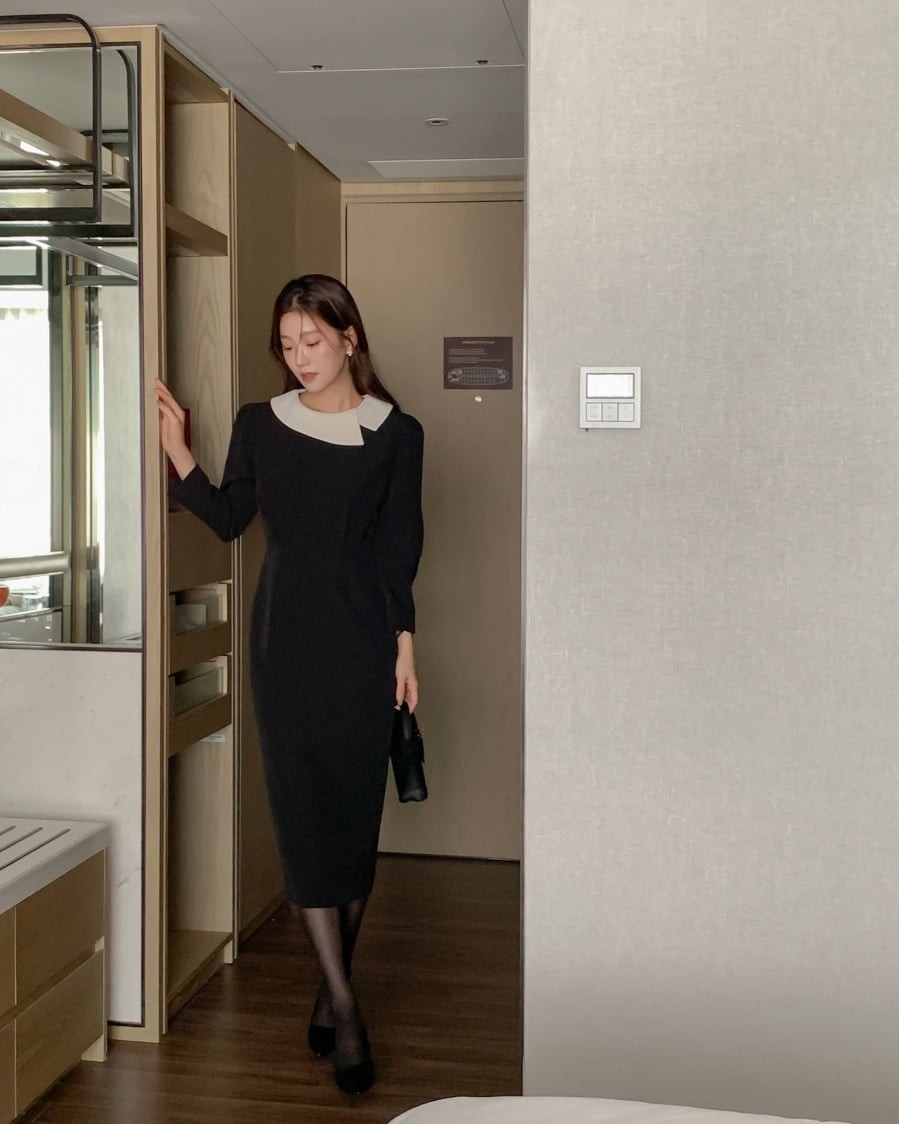 Những gam màu trung tính như đen, be hoặc trắng giúp dễ dàng phối hợp với nhiều kiểu váy khác nhau, từ váy ôm gọn đến váy xòe nhẹ nhàng.