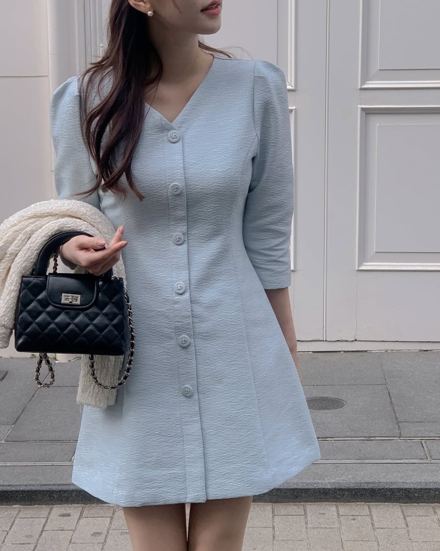 Một đôi hoa tai nhỏ hoặc dây chuyền thanh mảnh có thể làm sáng khuôn mặt và tạo điểm nhấn vừa phải. 