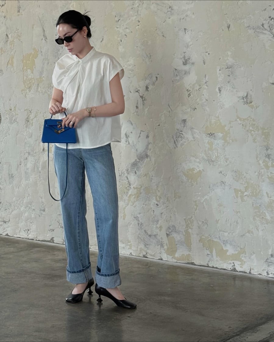 Những chất liệu mềm như voan, lụa hoặc cotton mỏng thường được ưu tiên vì giúp tổng thể trở nên uyển chuyển và nữ tính hơn. 