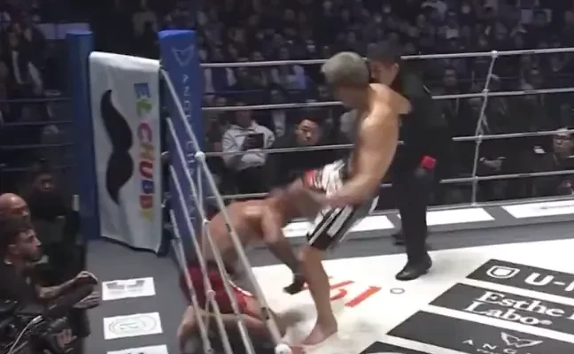 Patchy Mix bị Kyoma Akimoto hạ gục bằng đòn sút bóng