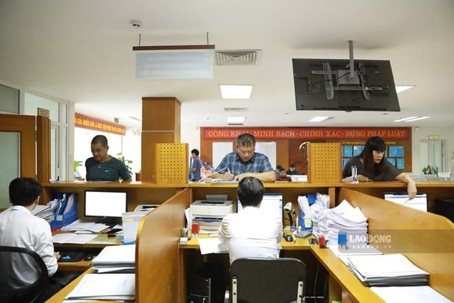 Để triển khai nghị quyết này, Thủ tướng Chính phủ đã ban hành Công văn 38/TTg-QHĐP năm 2026, yêu cầu các bộ, ngành tổ chức thực hiện các nhiệm vụ liên quan đến việc điều chỉnh chính sách tiền lương và trợ cấp.

