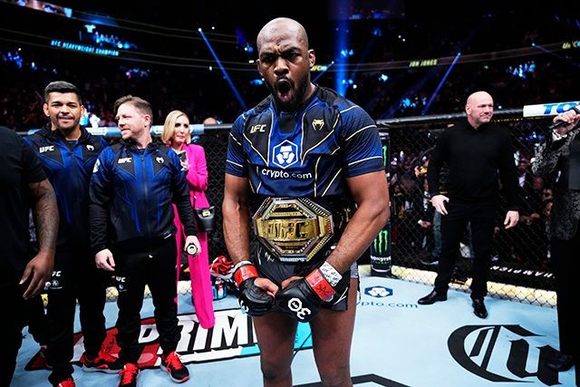 Jon Jones ngồi bên lồng bát giác