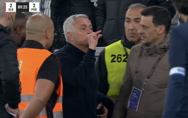 Mourinho trở thành tâm điểm ngoài đường biên.