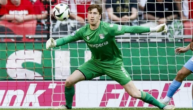 Robin Roefs lọt vào tầm ngắm Chelsea.