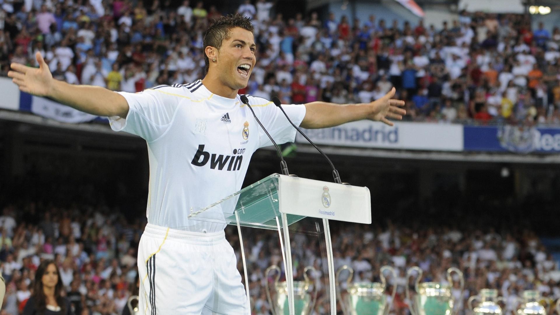 Ronaldo rời United để theo đuổi Madrid.