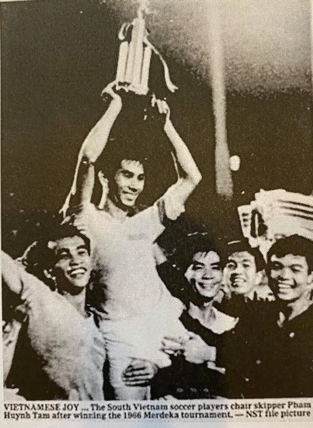 Thủ quân Phạm Huỳnh Tam Lang nâng cao chức vô địch Mederka 1966.