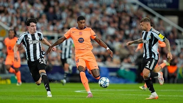 Rashford thích phá lưới Newcastle.