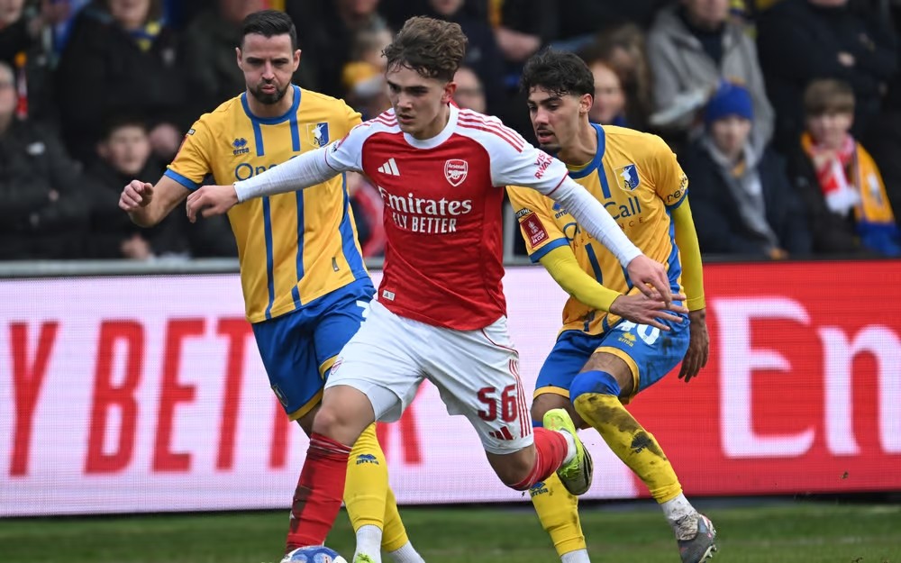 Max Dowman gây ấn tượng ở trận gặp Mansfield Town.