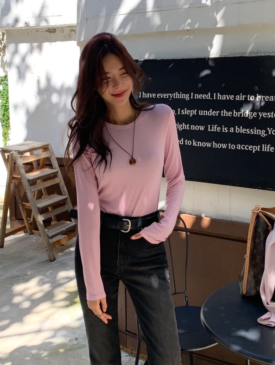  Màu đen giúp tổng thể giữ được nét trang nhã, đồng thời làm sắc pastel trở nên rõ nét hơn.