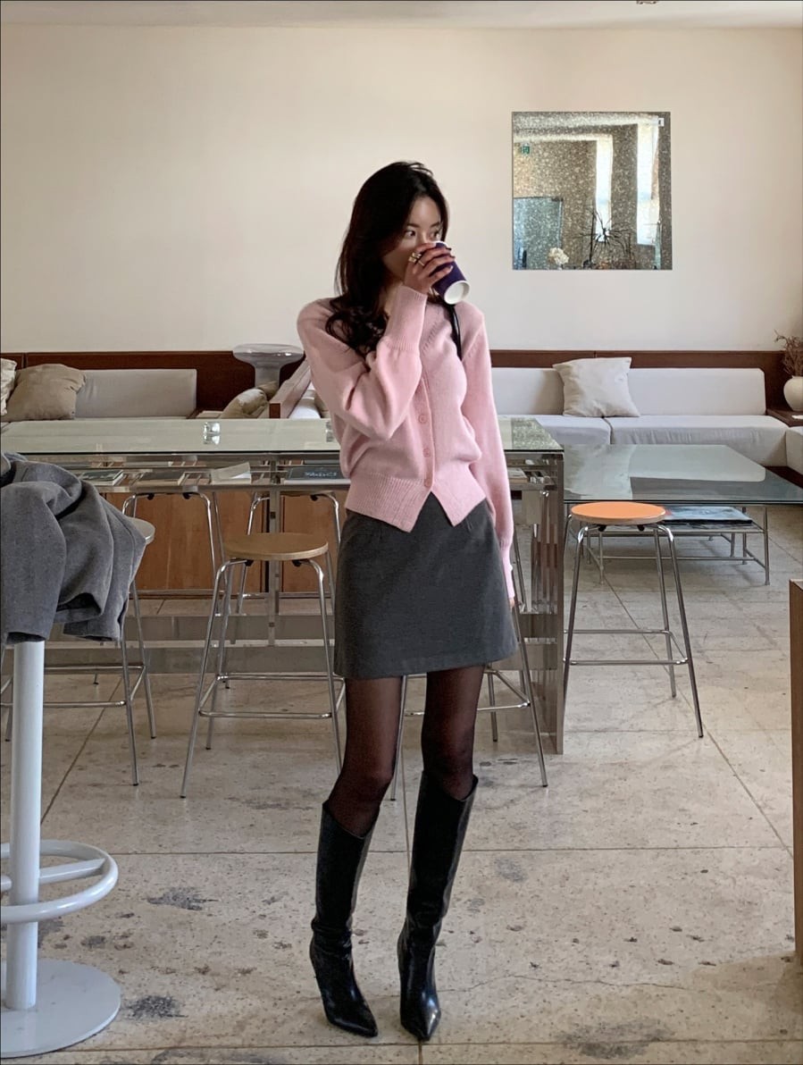 Khi kết hợp cùng chân váy, áo pastel phát huy tối đa vẻ dịu dàng vốn có. 