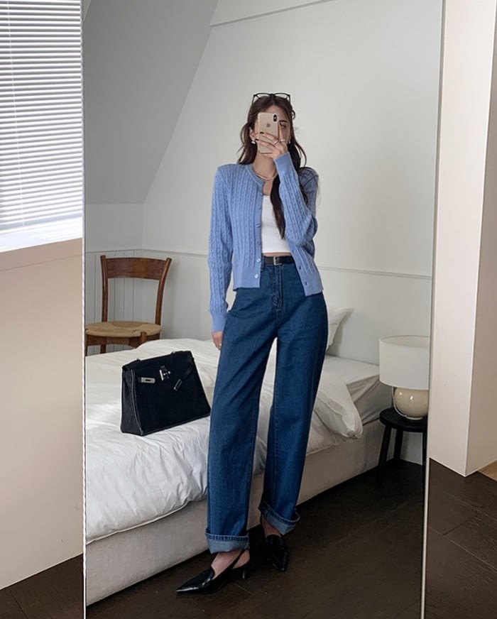 Áo pastel ôm nhẹ sẽ tôn dáng khi đi cùng jeans cạp cao, còn thiết kế rộng rãi hợp với quần ống đứng hoặc ống suông.