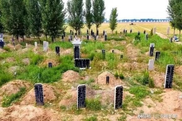 Khi người cao tuổi ở nông thôn qua đời, gia đình thường tổ chức tang lễ và chôn cất theo nghi thức truyền thống.