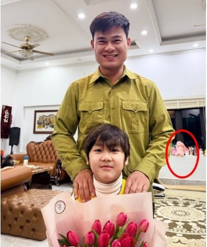 Nhiều người soi được phía sau bức ành của Hoà Minzy chai sẻ có nhiều chú gấu bông màu hồng như đồ chơi của một bé gái.
