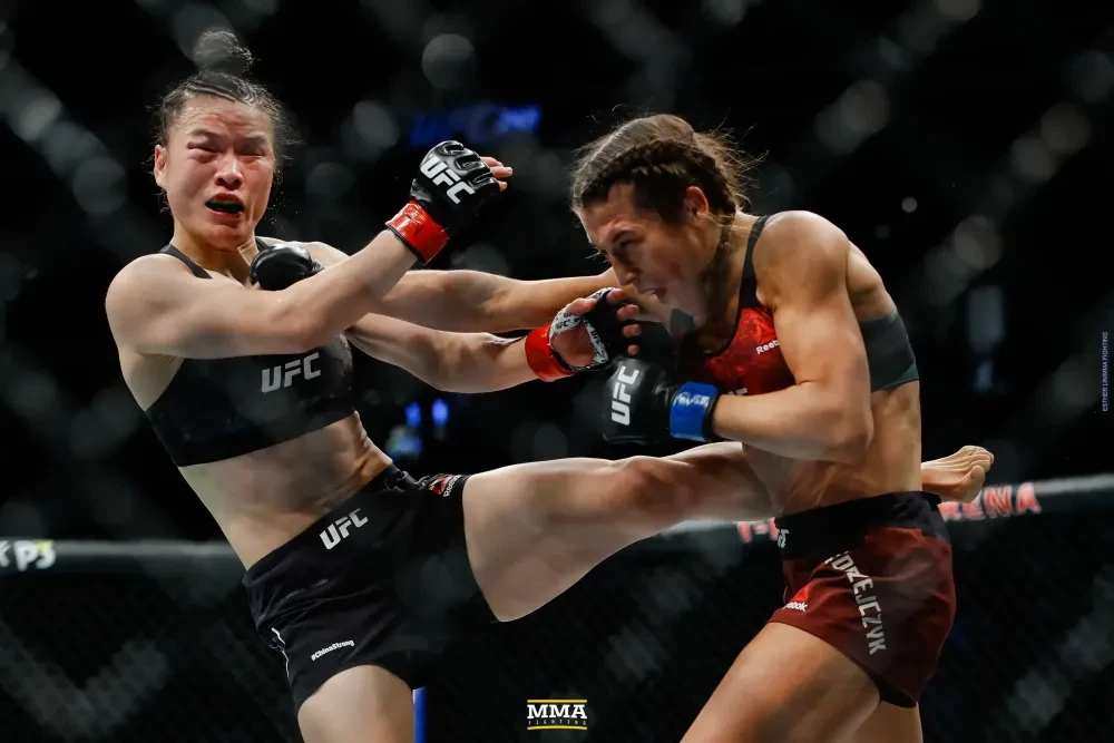 Zhang Weili và Joanna Jedrzejczyk trong trận đấu tại UFC 248