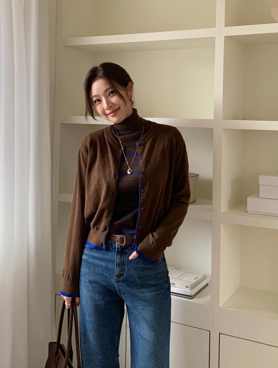 Việc layering nhiều sắc độ nâu khác nhau cũng là cách tăng chiều sâu cho trang phục, trong khi quần jeans đóng vai trò làm nền trung tính giúp tổng thể không bị rối mắt.