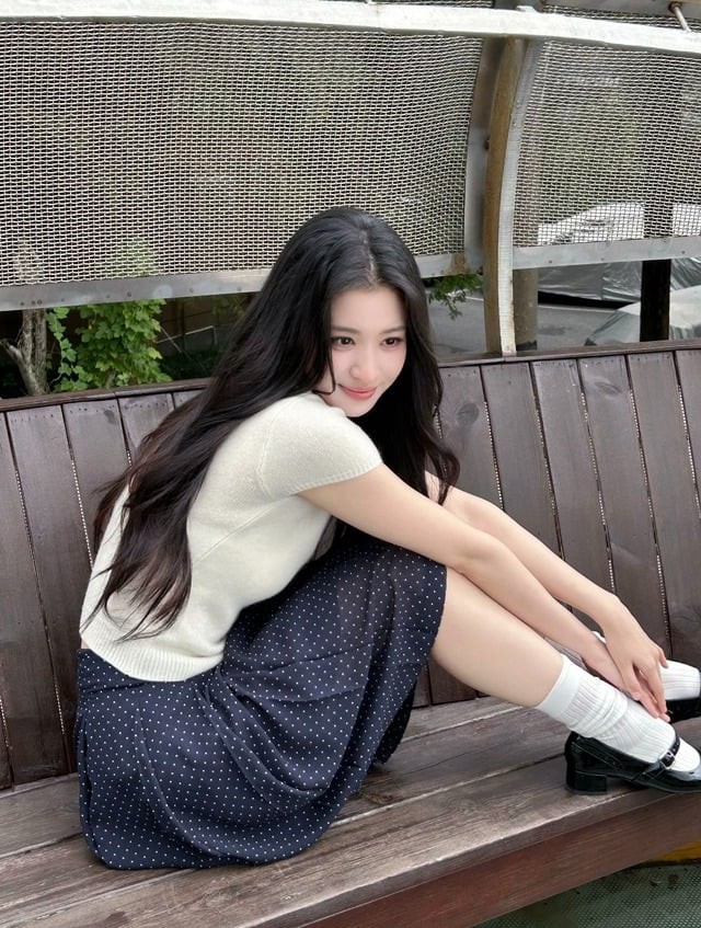 Bộ trang phục mang đến vẻ ngoài nhẹ nhàng, duyên dáng và phù hợp với nhiều dịp khác nhau. 