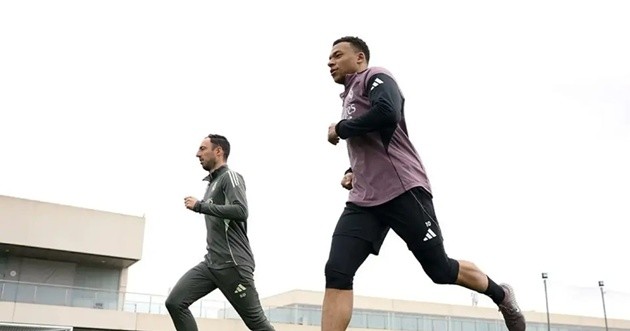 Mbappe chỉ mới tập riêng trở lại.