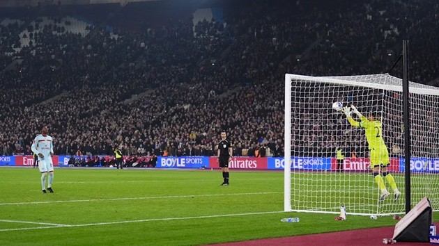 Ouattara khiến Brentford bị loại khỏi FA Cup vì cú Panenka hỏng ăn.