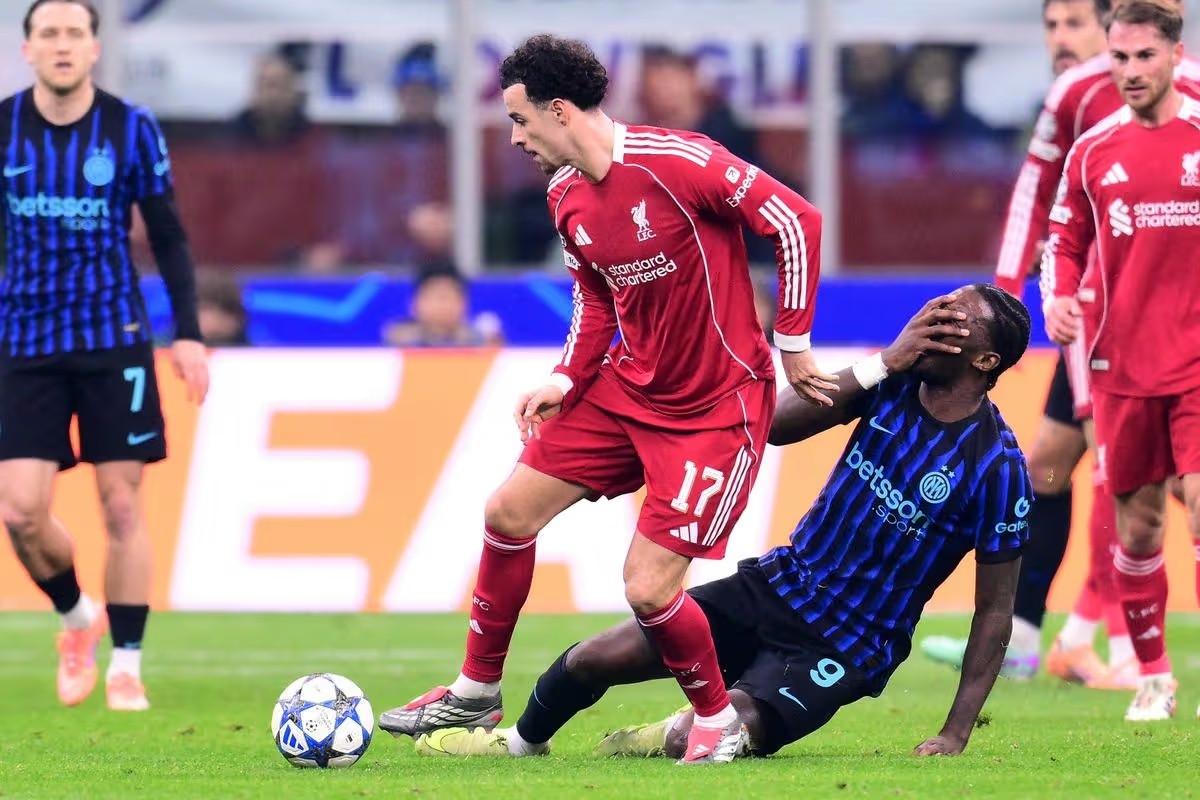 Curtis Jones có nguy cơ bị cấm thi đấu ở trận lượt về nếu nhận thêm thẻ phạt.