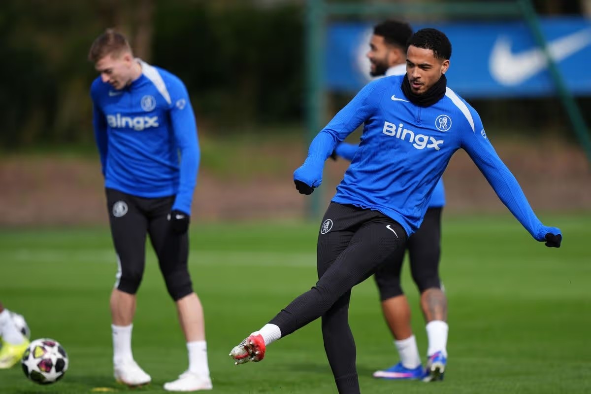 Levi Colwill trở lại sân tập Chelsea.