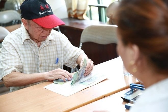 Theo đó, Thủ tướng giao Bộ Nội vụ chủ trì nghiên cứu, đề xuất điều chỉnh một số loại phụ cấp, mức lương cơ sở, lương hưu, trợ cấp bảo hiểm xã hội, trợ cấp hằng tháng, trợ cấp ưu đãi người có công, trợ cấp xã hội và trợ cấp hưu trí xã hội.

