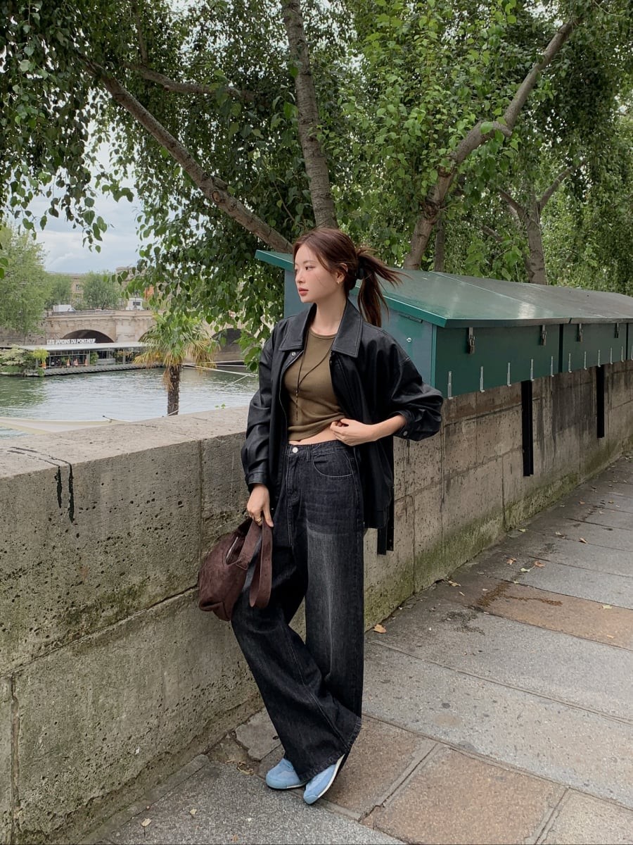 Khi đi cùng quần ống rộng, áo thun giúp trung hòa vẻ thanh lịch bằng nét năng động, tạo nên sự cân bằng thú vị.