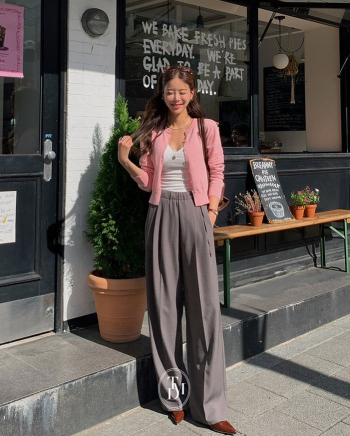  Kiểu dáng ngắn, cài cúc và mặc như áo độc lập đặc biệt phù hợp với quần cạp cao vì giúp tổng thể gọn gàng, tôn đường cong tự nhiên.