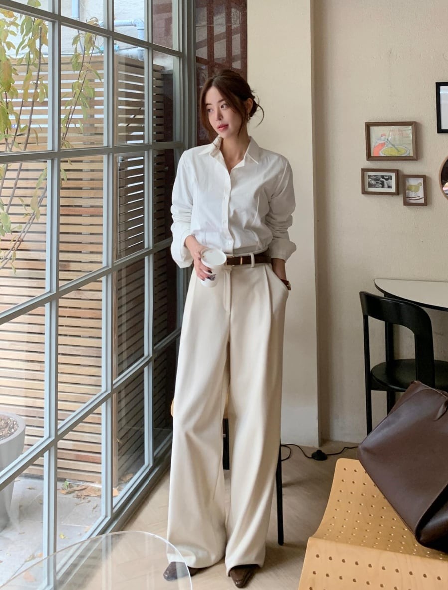 Khi kết hợp cùng quần ống rộng, sơ mi tạo nên hình ảnh thanh lịch, đặc biệt phù hợp với môi trường làm việc.