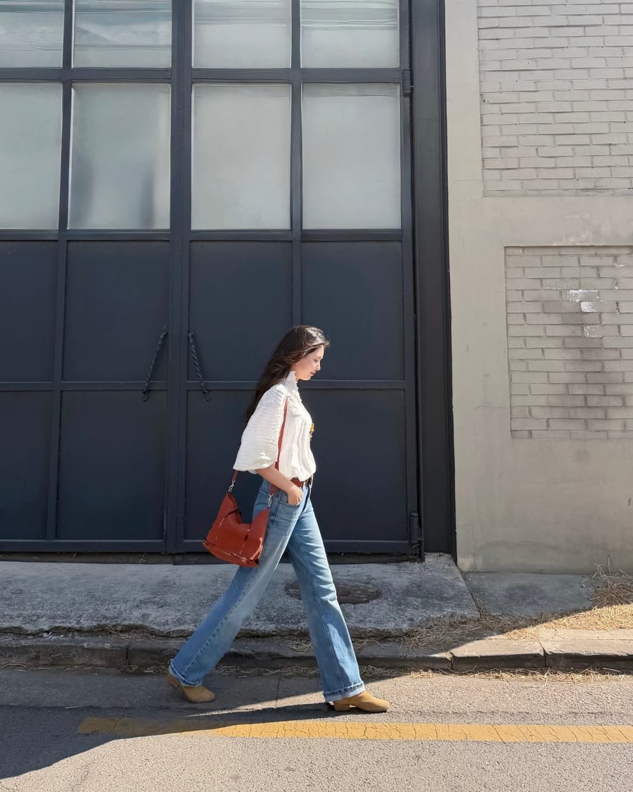 Sự đối lập giữa cấu trúc mềm mại của áo và độ đứng phom của quần ống rộng tạo nên tổng thể cân đối, không gây nặng nề.