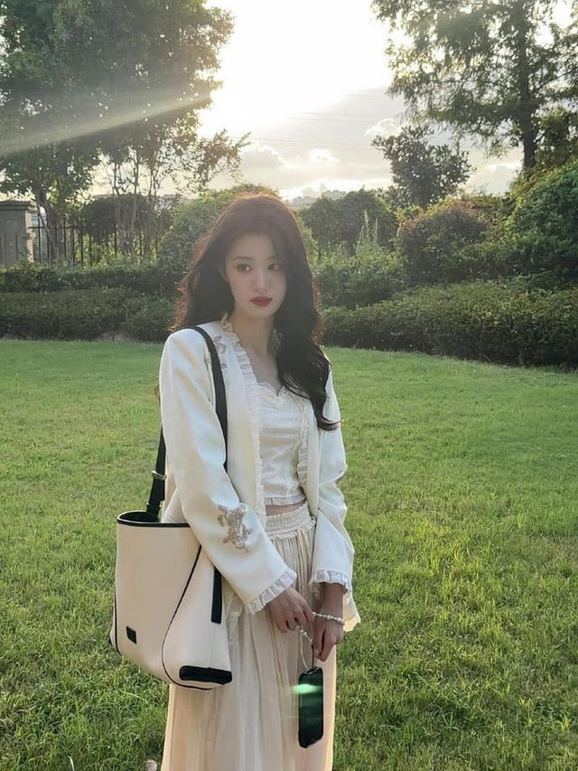 Dù không quá cầu kỳ về thiết kế, tổng thể trang phục vẫn toát lên vẻ tinh tế và cuốn hút.