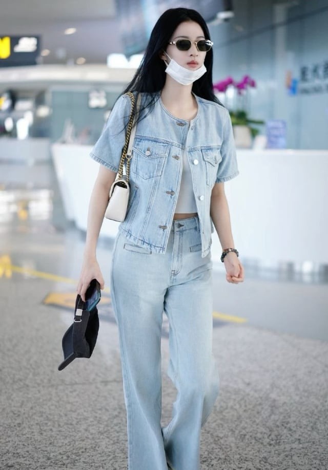  Sự kết hợp này tạo nên tổng thể năng động, hiện đại nhưng vẫn giữ được nét thanh lịch đặc trưng.