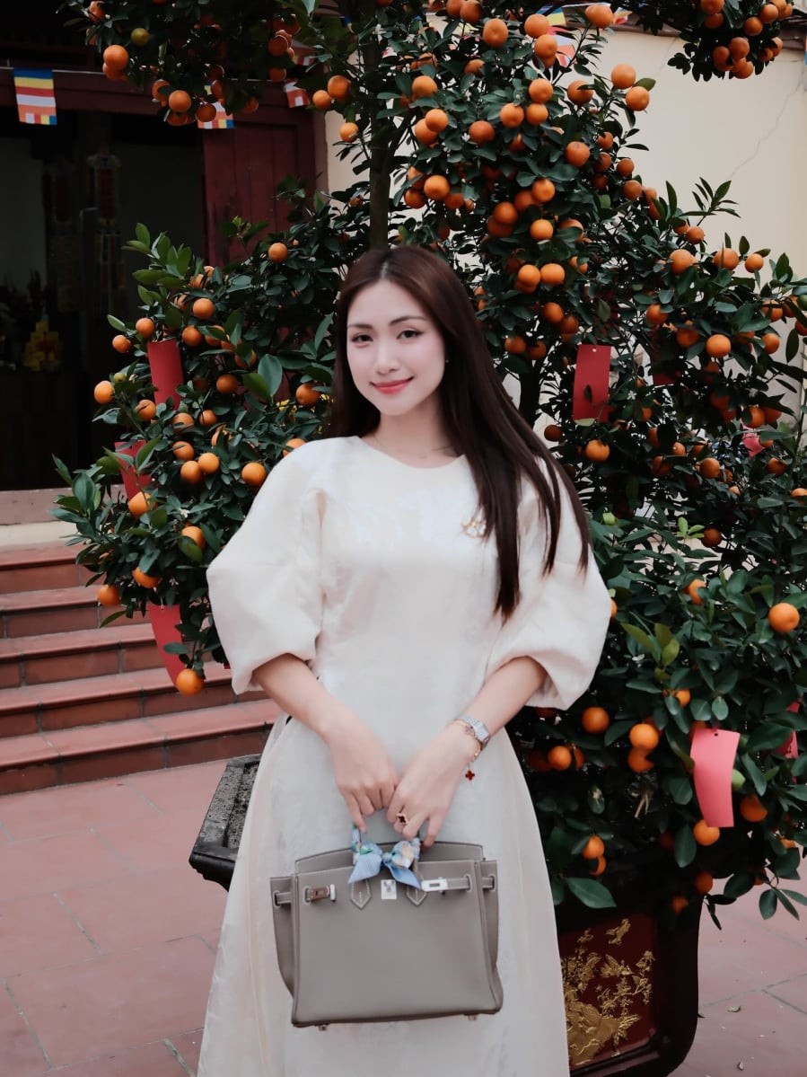 Khi kết hợp cùng phụ kiện như hoa cài áo, túi xách nhỏ hay dây chuyền mảnh, tổng thể trang phục trở nên nổi bật nhưng vẫn giữ được sự tinh tế.