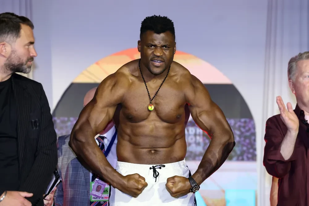 Francis Ngannou trong buổi cân thử trước trận đấu với Anthony Joshua