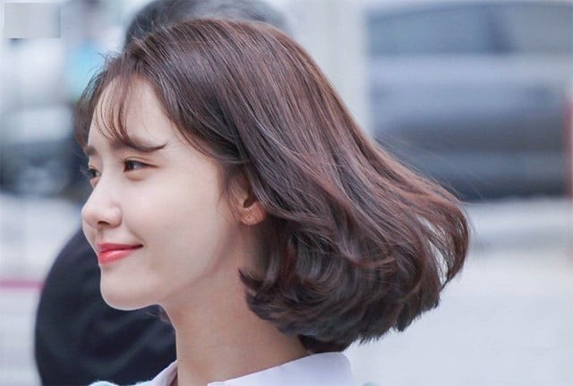 Kiểu tóc này thường được nhiều phụ nữ yêu thích vì vừa tự nhiên vừa phù hợp với nhiều hoàn cảnh, từ đi làm đến các sự kiện trang trọng.

