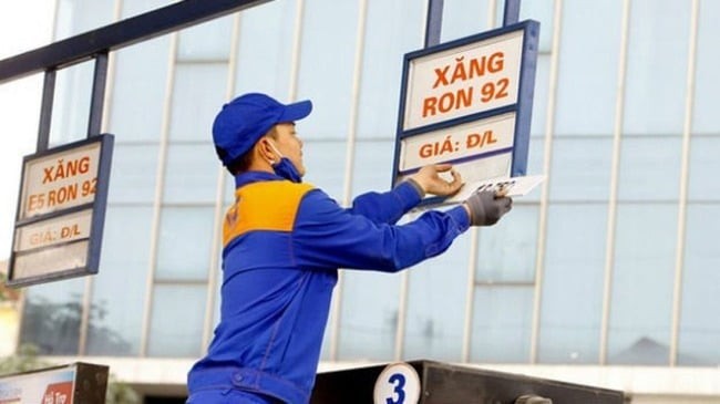 Trái ngược với đà tăng của thị trường trong nước, giá dầu thô thế giới bất ngờ đảo chiều giảm sâu hơn 11%. 