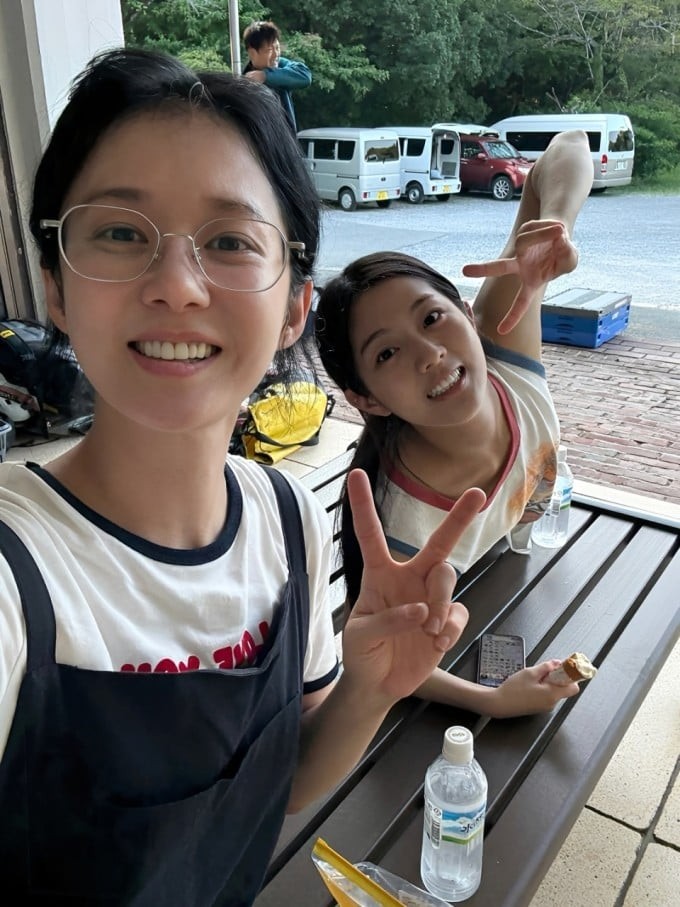 Sau mỗi ngày quay phim hoặc tham gia sự kiện, việc tẩy trang luôn được thực hiện cẩn thận để loại bỏ lớp trang điểm, bụi bẩn và bã nhờn tích tụ trên da.