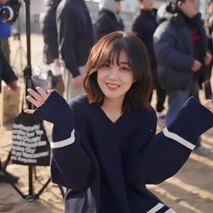 Sau khi hoàn thành bước đắp mặt nạ, nữ diễn viên sử dụng toner được làm mát trong tủ lạnh để vỗ nhẹ lên da. 