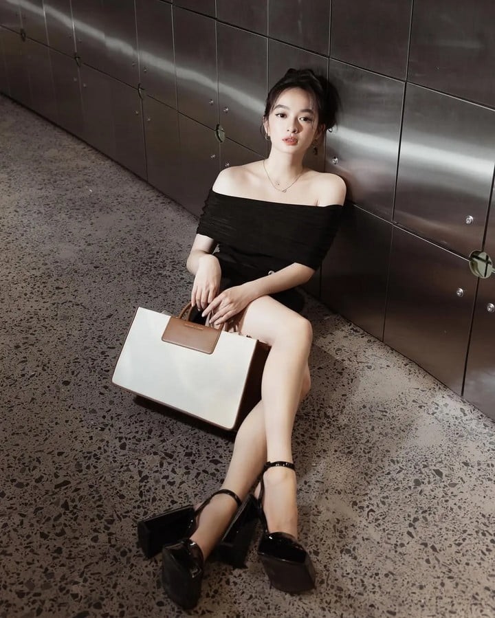 Nhờ hạn chế các chi tiết rườm rà, phong cách của Kaity Nguyễn thường mang lại cảm giác nhẹ nhàng nhưng vẫn nổi bật.