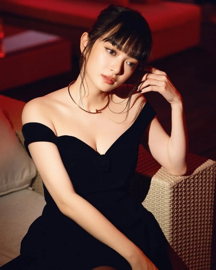 Nữ diễn viên thường diện những chiếc váy trễ vai nhẹ nhàng hoặc váy ôm dáng giúp tôn đường cong cơ thể nhưng vẫn giữ được sự thanh lịch.