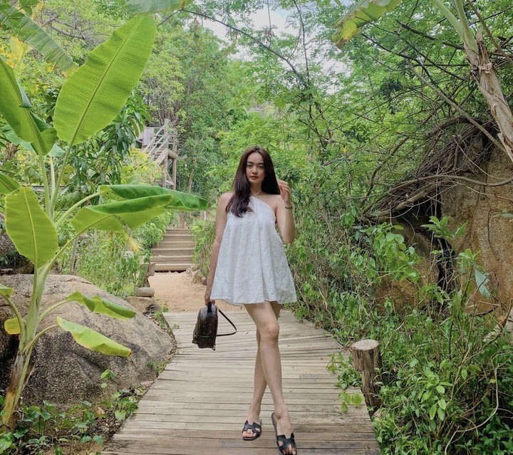 Các trang phục như áo hai dây, áo cổ yếm, váy liền hoặc áo sơ mi phối cùng quần ống rộng thường xuất hiện trong tủ đồ của nữ diễn viên.