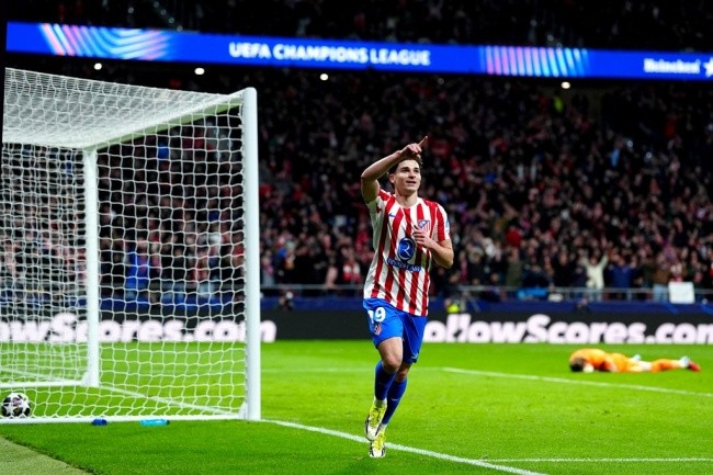 Alvarez lập cú đúp bàn thắng.