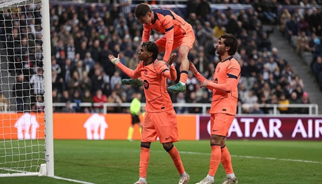 Lamine Yamal cứu Barcelona thoát thua.