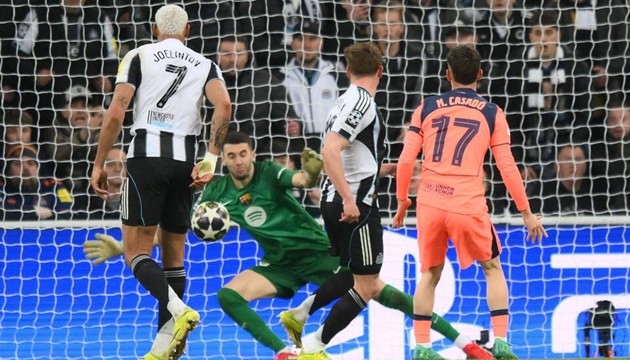 Harvey Barnes mở tỷ số trận đấu.