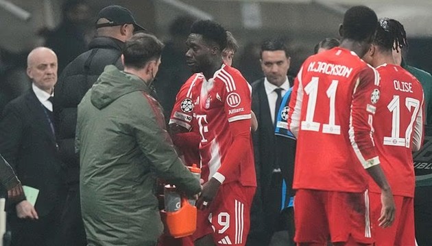 Alphonso Davies bật khóc rời sân vì chấn thương.