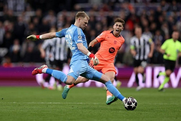 Ramsdale - (6.7): Chơi nỗ lực, đối mặt nhiều áp lực nhưng vẫn xử lý ổn thoả trước hàng công mạnh của Barca.