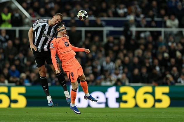 Burn - (6.9): Thi đấu chắc chắn, ổn định ở hàng thủ ngoại trừ một tình huống thót tim trong hiệp một.